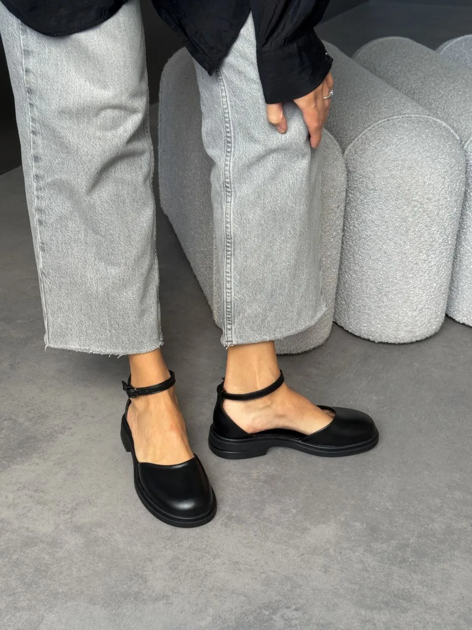 Босоніжки з натуральної шкіри у чорному кольорі - Зображення 2