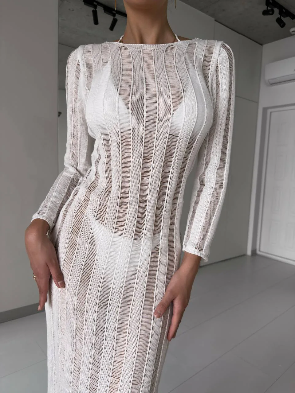 легка сукня з напівпрозорої в’язаної тканини