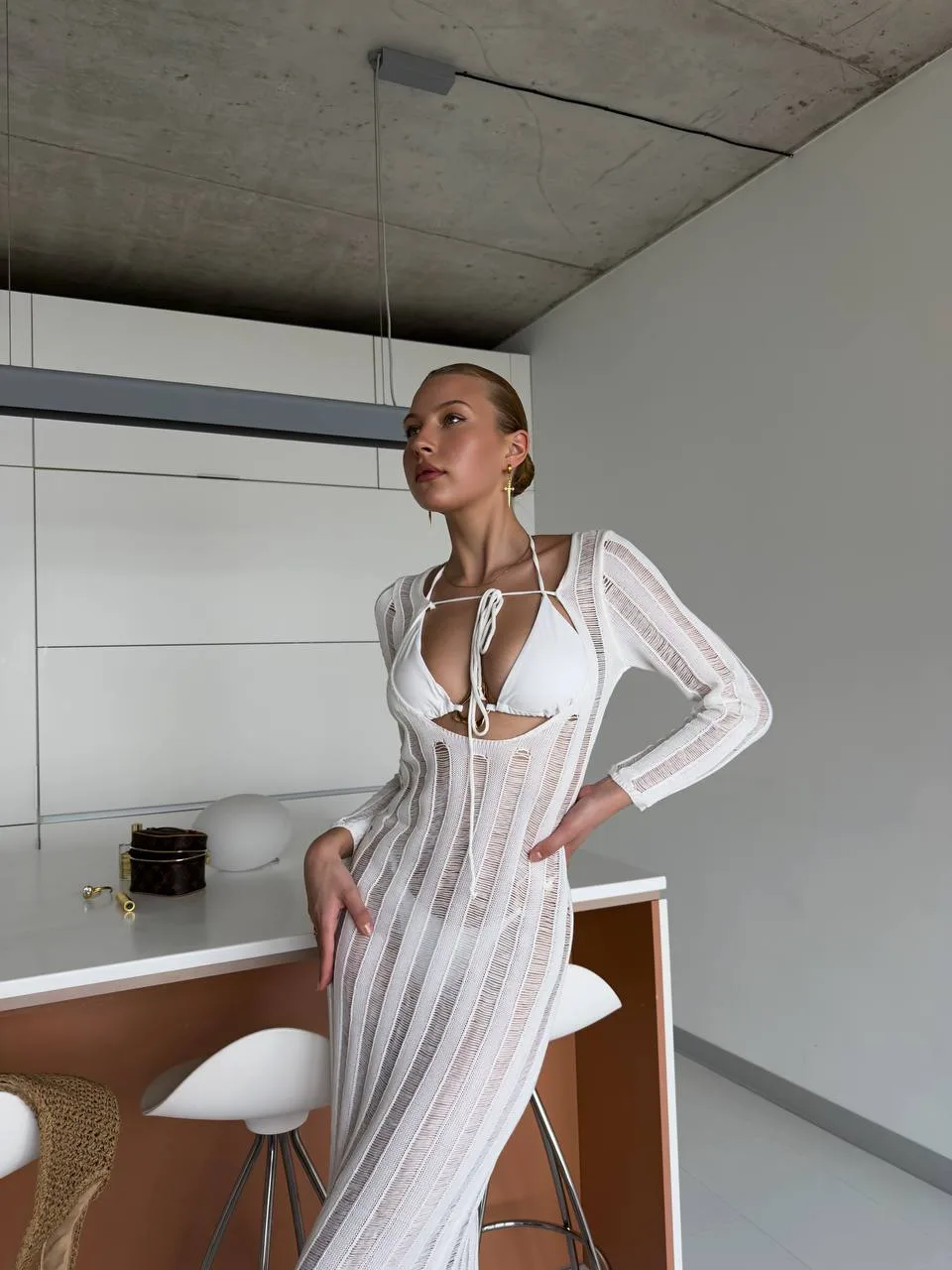 легка сукня з напівпрозорої в’язаної тканини