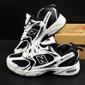 Кросівки / Лофери