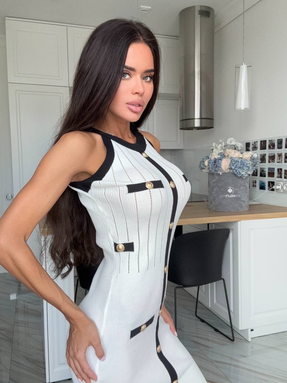 Сукня жіноча трикотажна білого кольору - Зображення 7