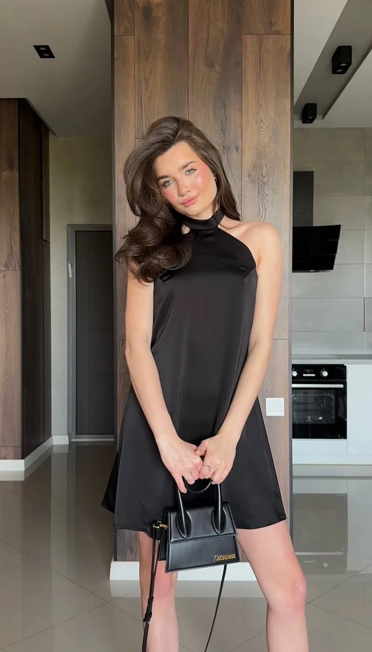 базова чорна сукня