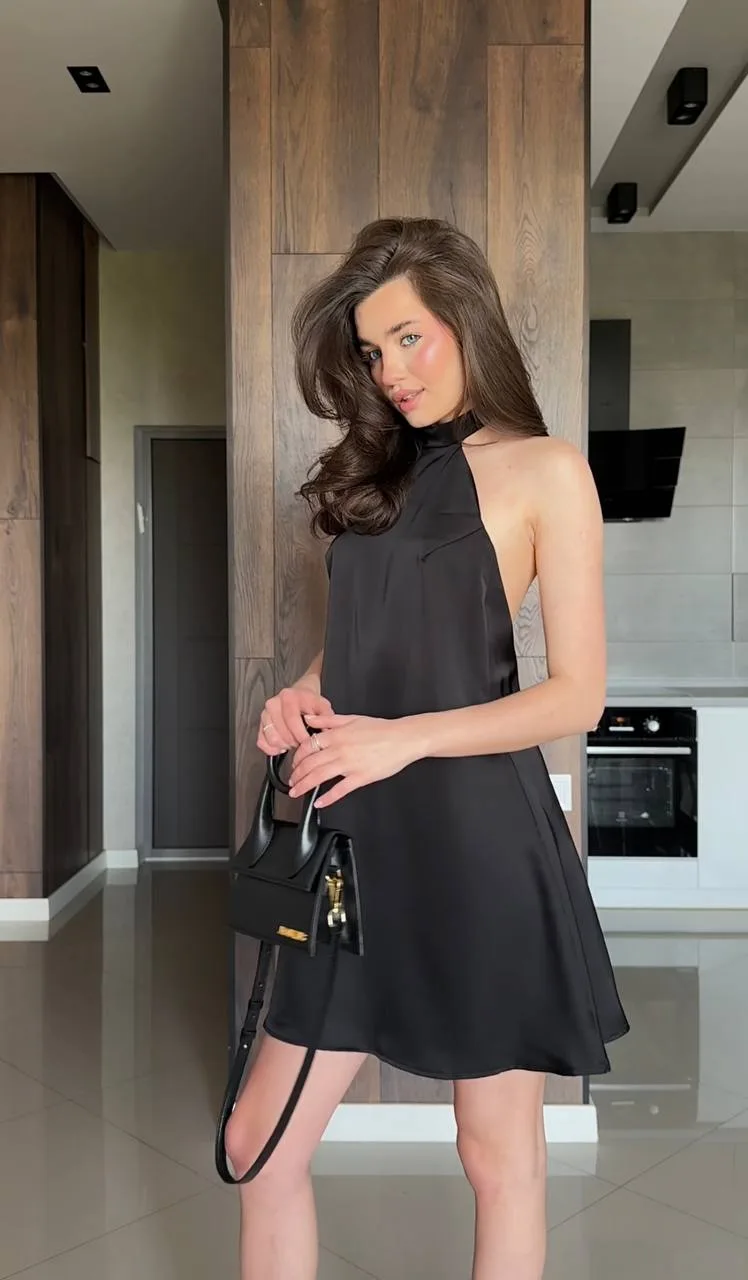 вечірня сукня на тонких бретелях