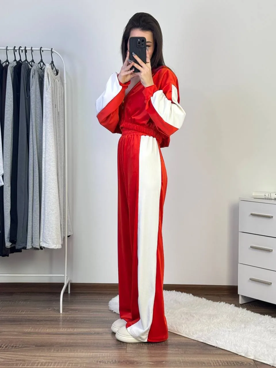 Жіночий велюровий костюм