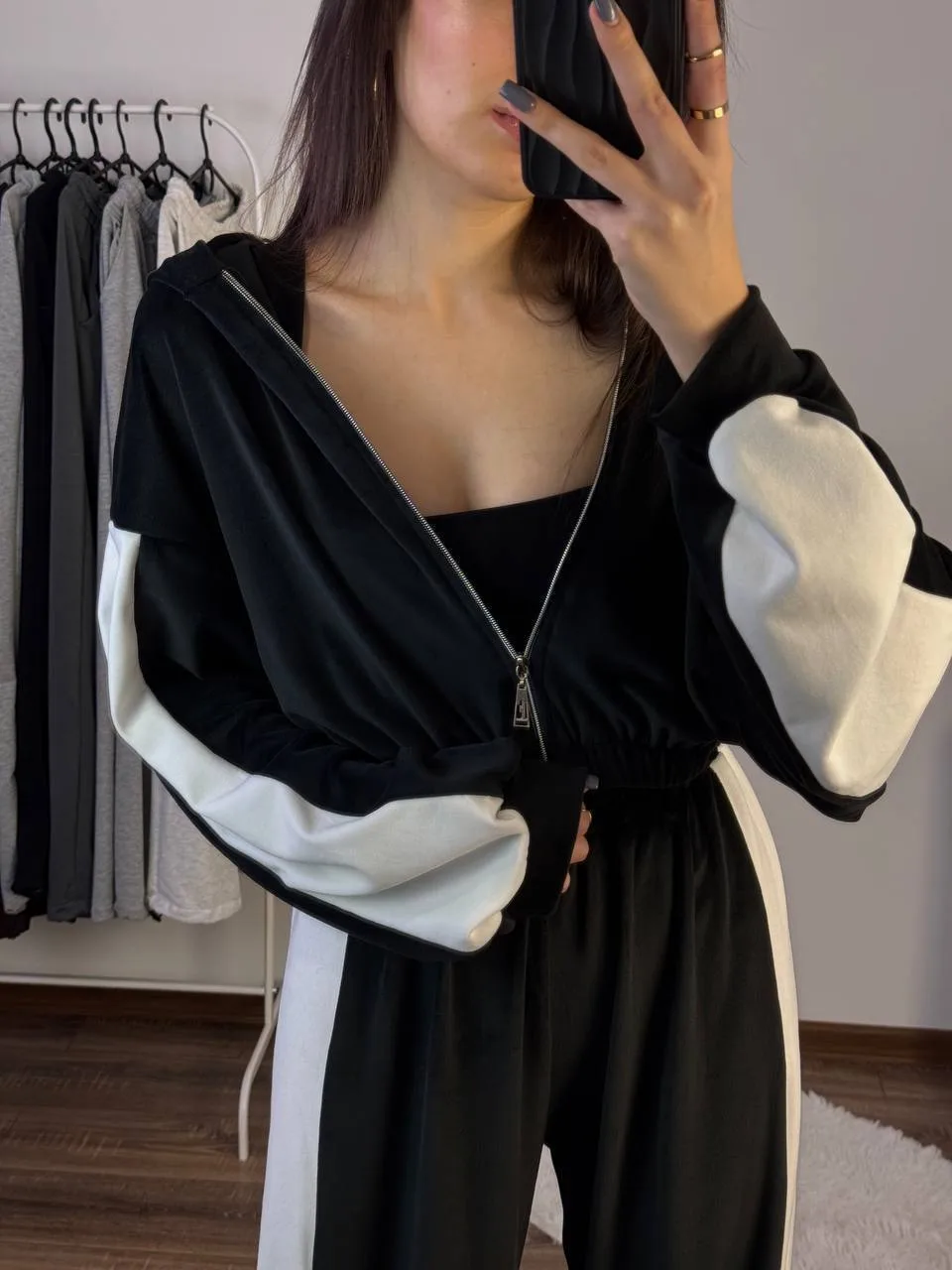 Жіночий велюровий костюм