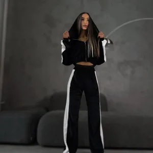 Жіночий велюровий костюм