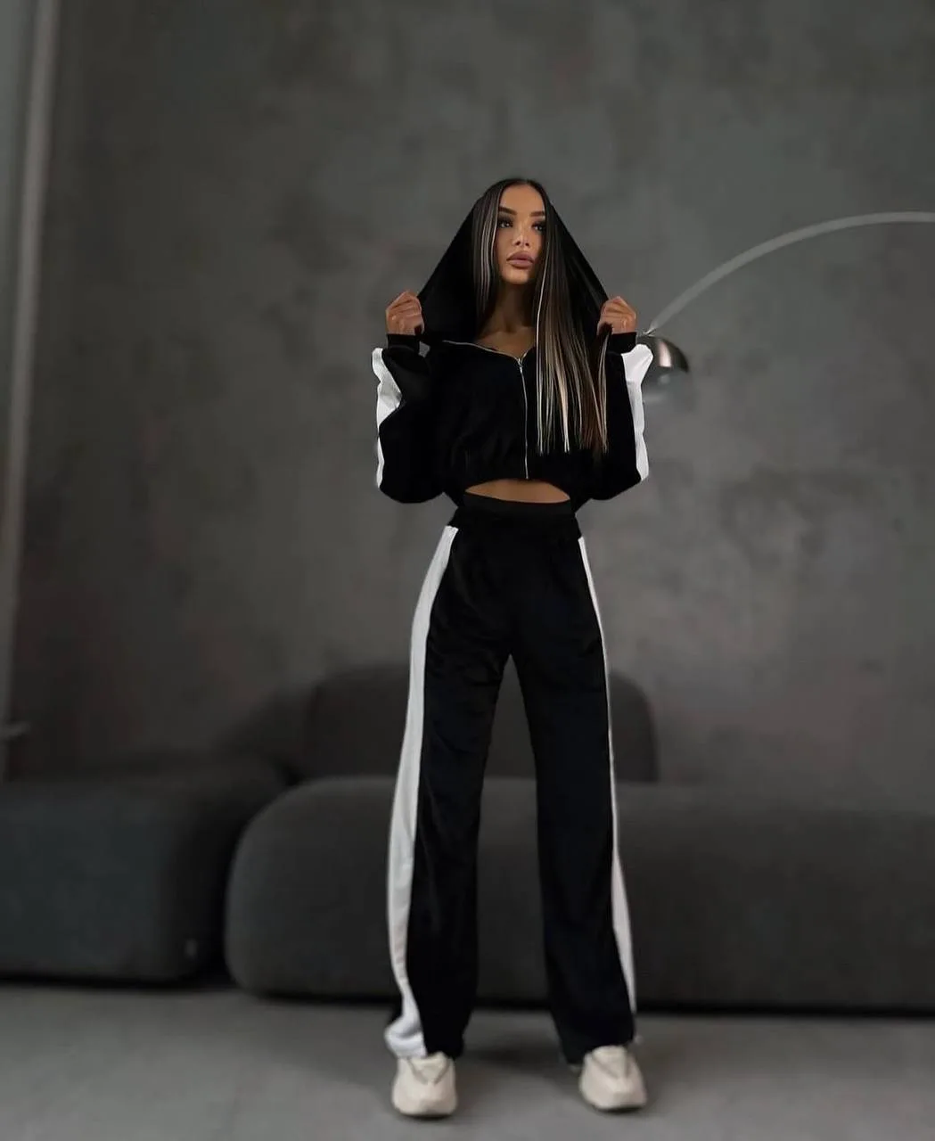 Жіночий велюровий костюм