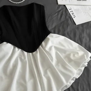 Жіночий чорнобілий комплект з корсетом і спідницею