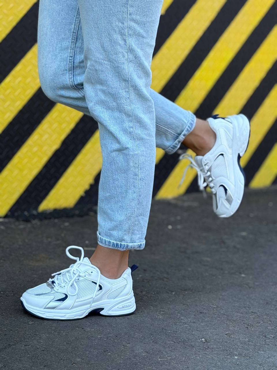 Кросівки жіночі білого кольору - Зображення 4