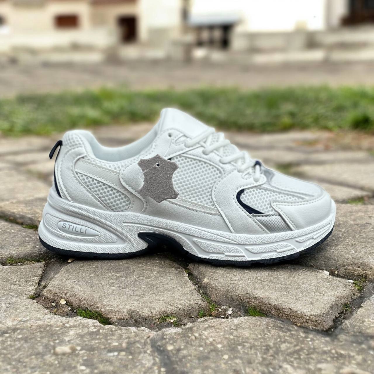 Кросівки жіночі білого кольору - Зображення 10