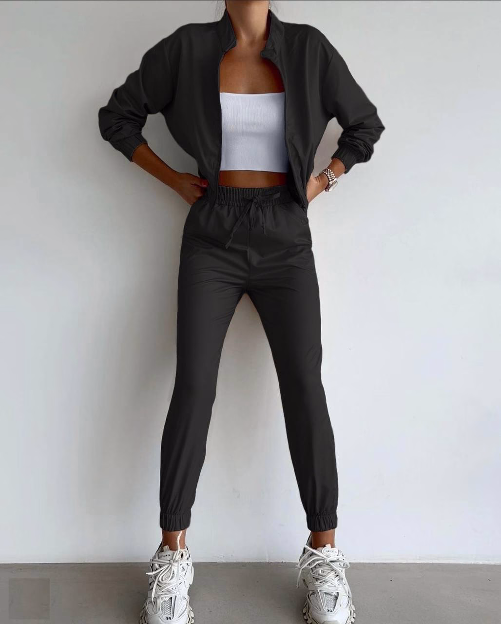 Чорний жіночий спортивний костюм