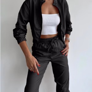 Чорний жіночий спортивний костюм