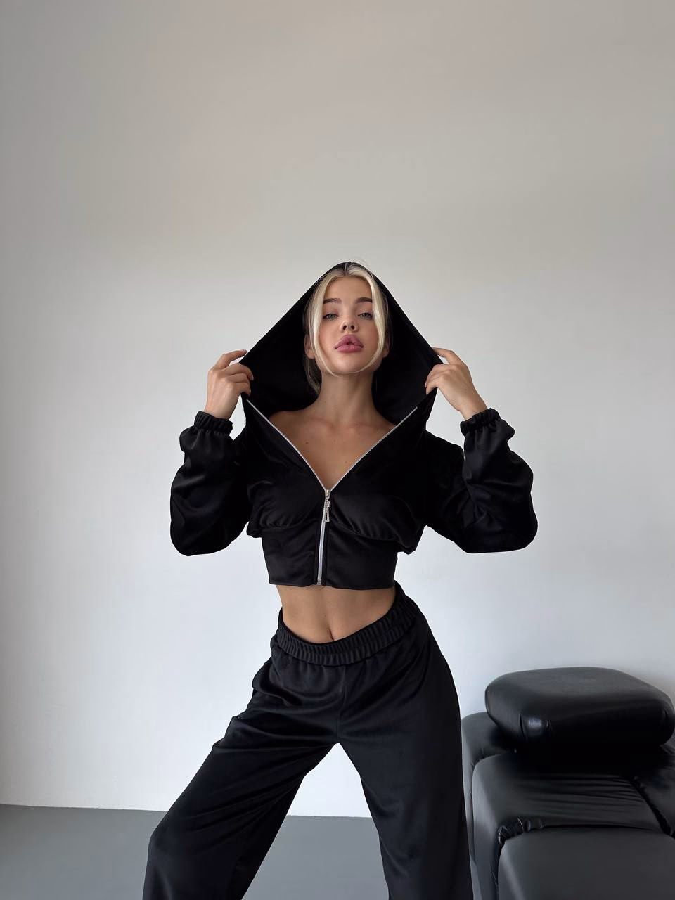 Чорний велюровий костюм