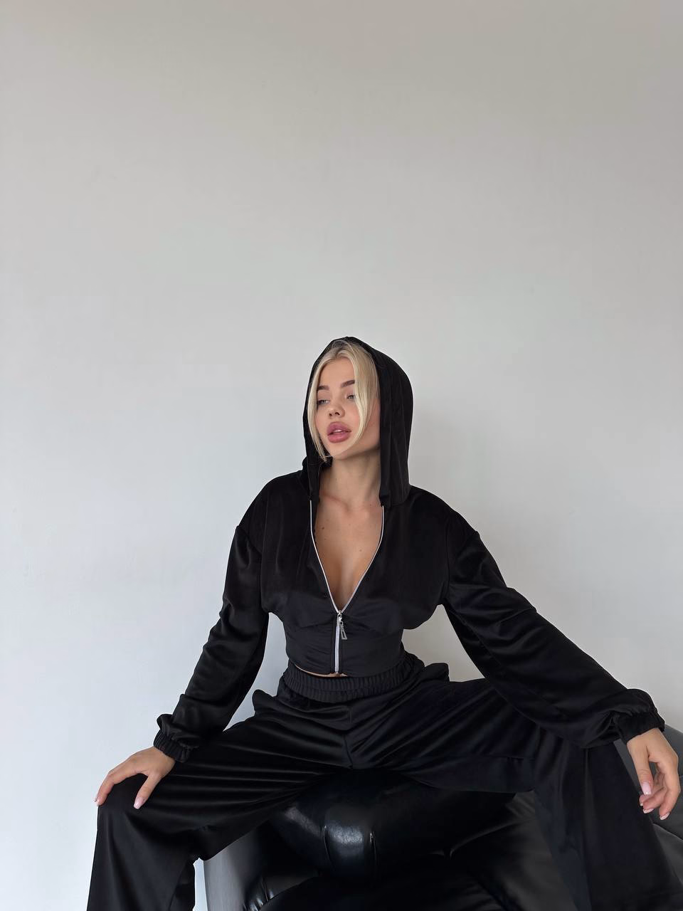 Чорний велюровий костюм