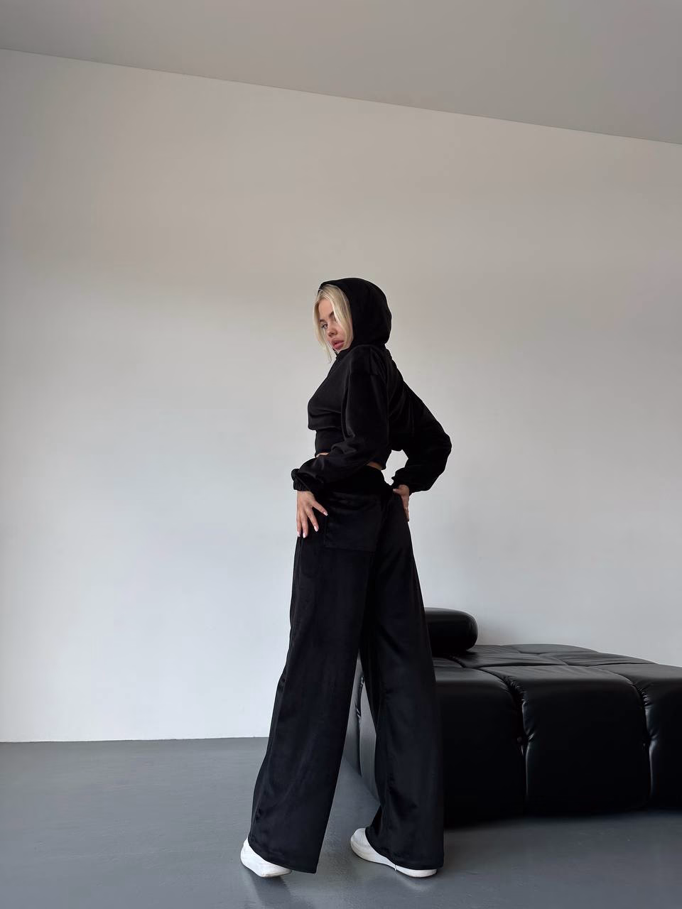 Чорний велюровий костюм