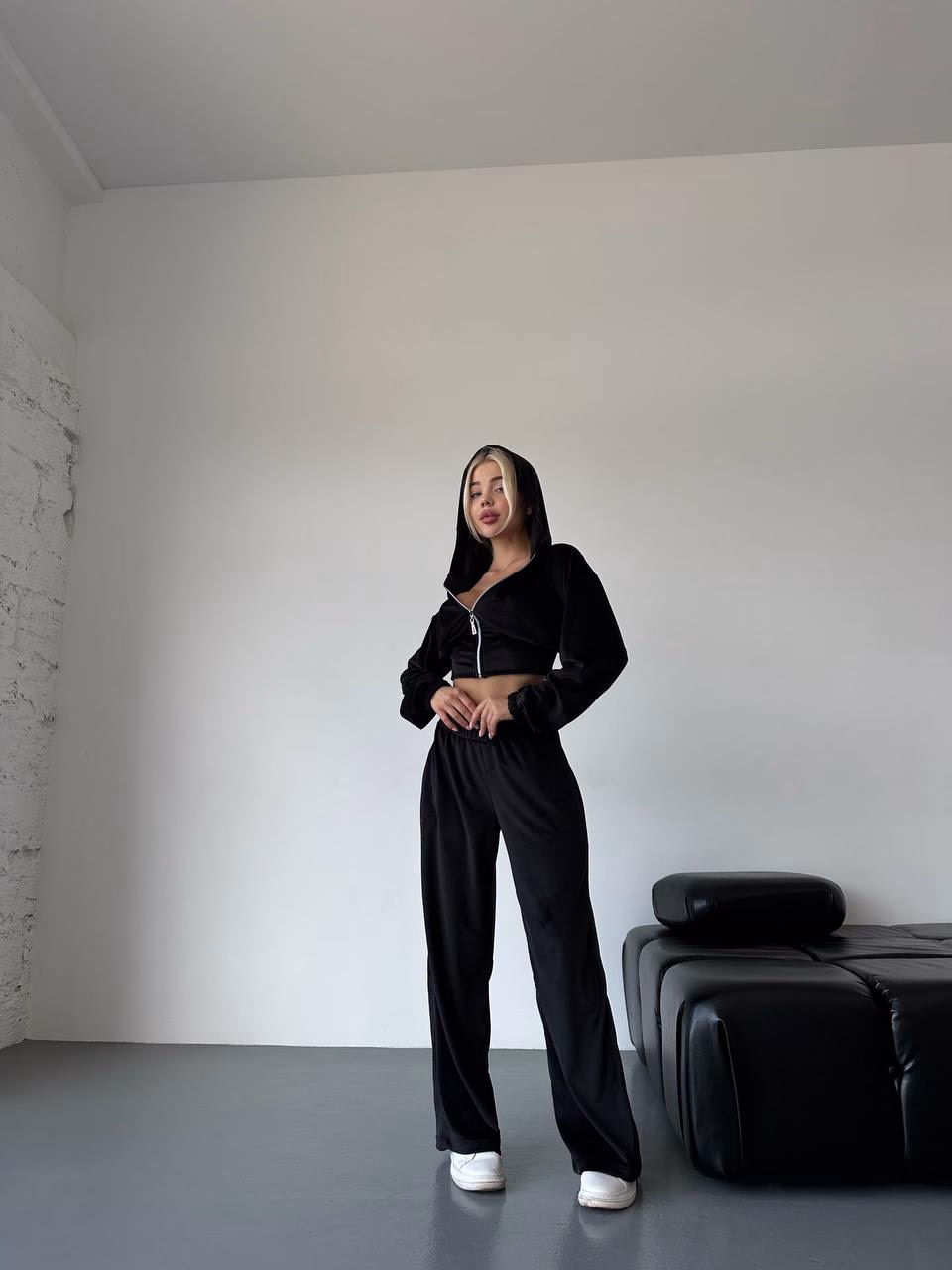 Чорний велюровий костюм