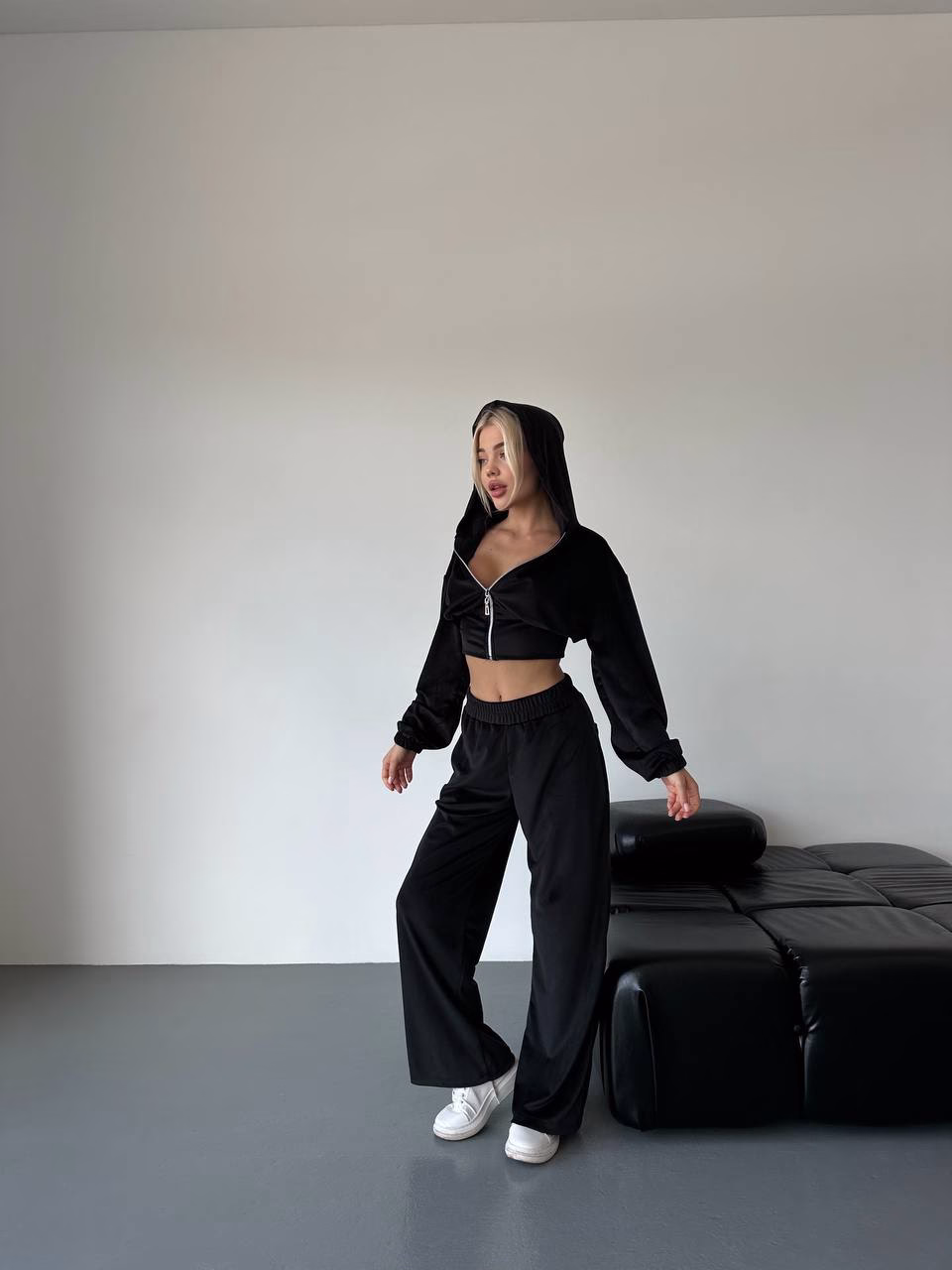 Чорний велюровий костюм