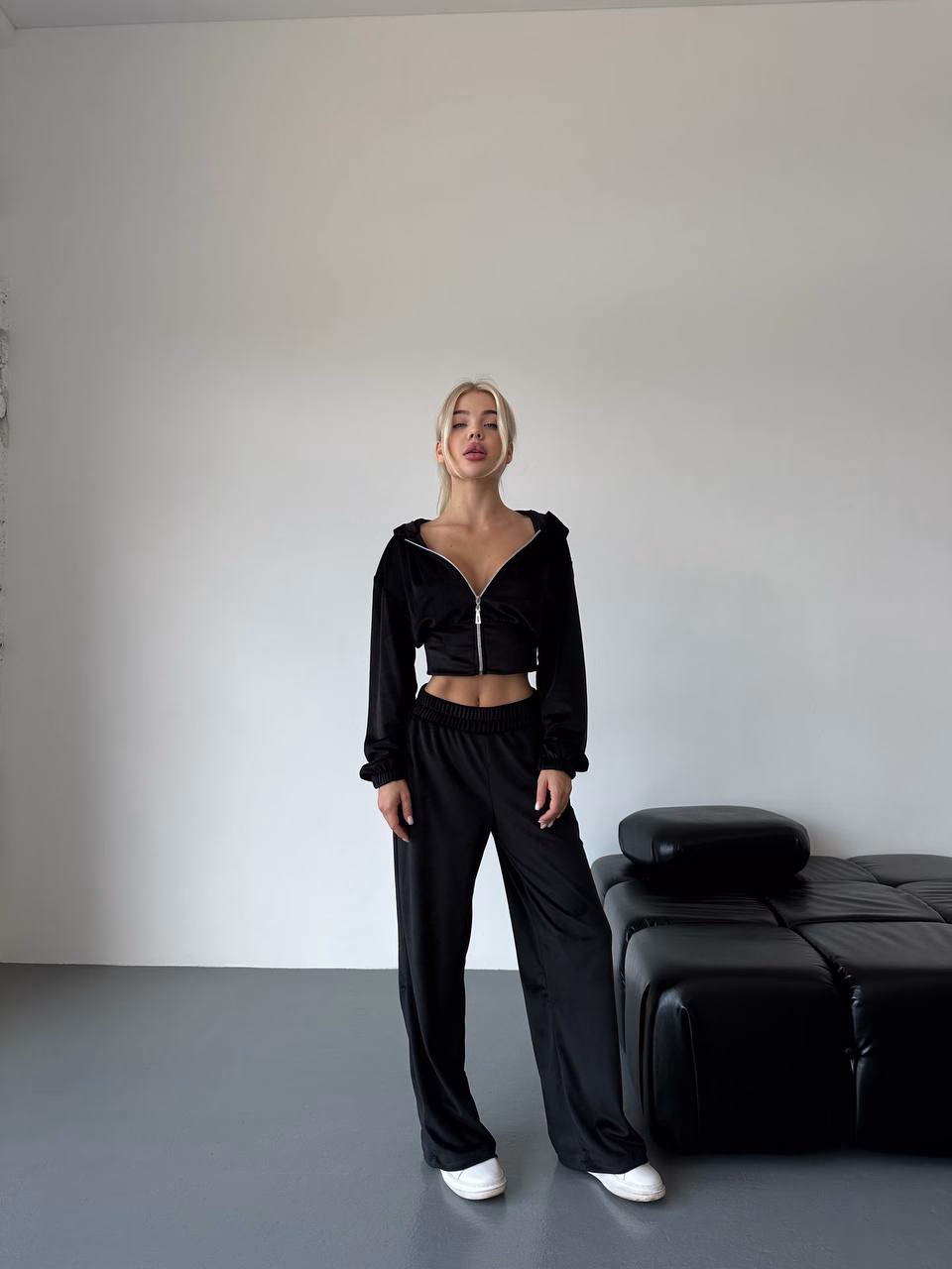 Чорний велюровий костюм