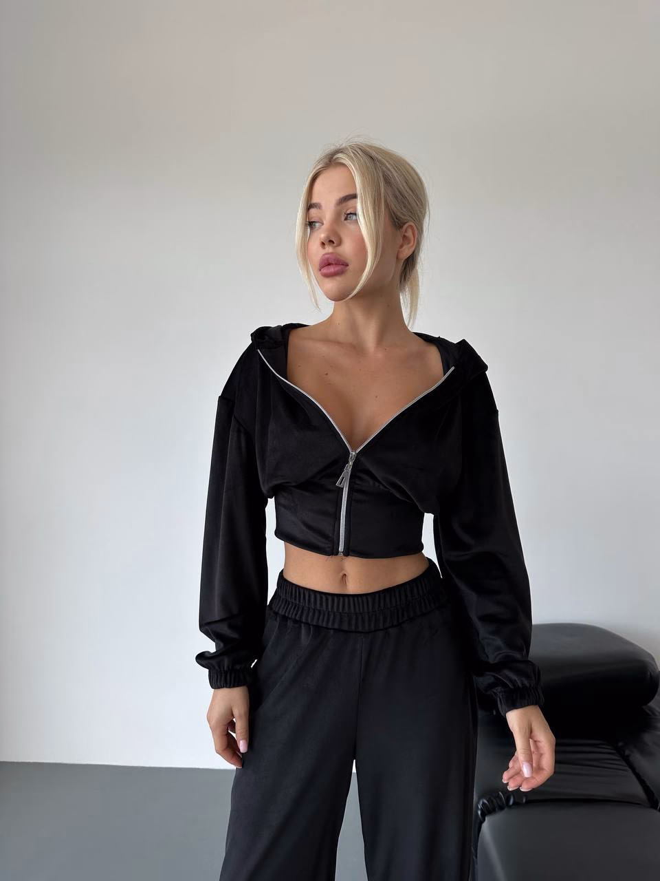 Чорний велюровий костюм