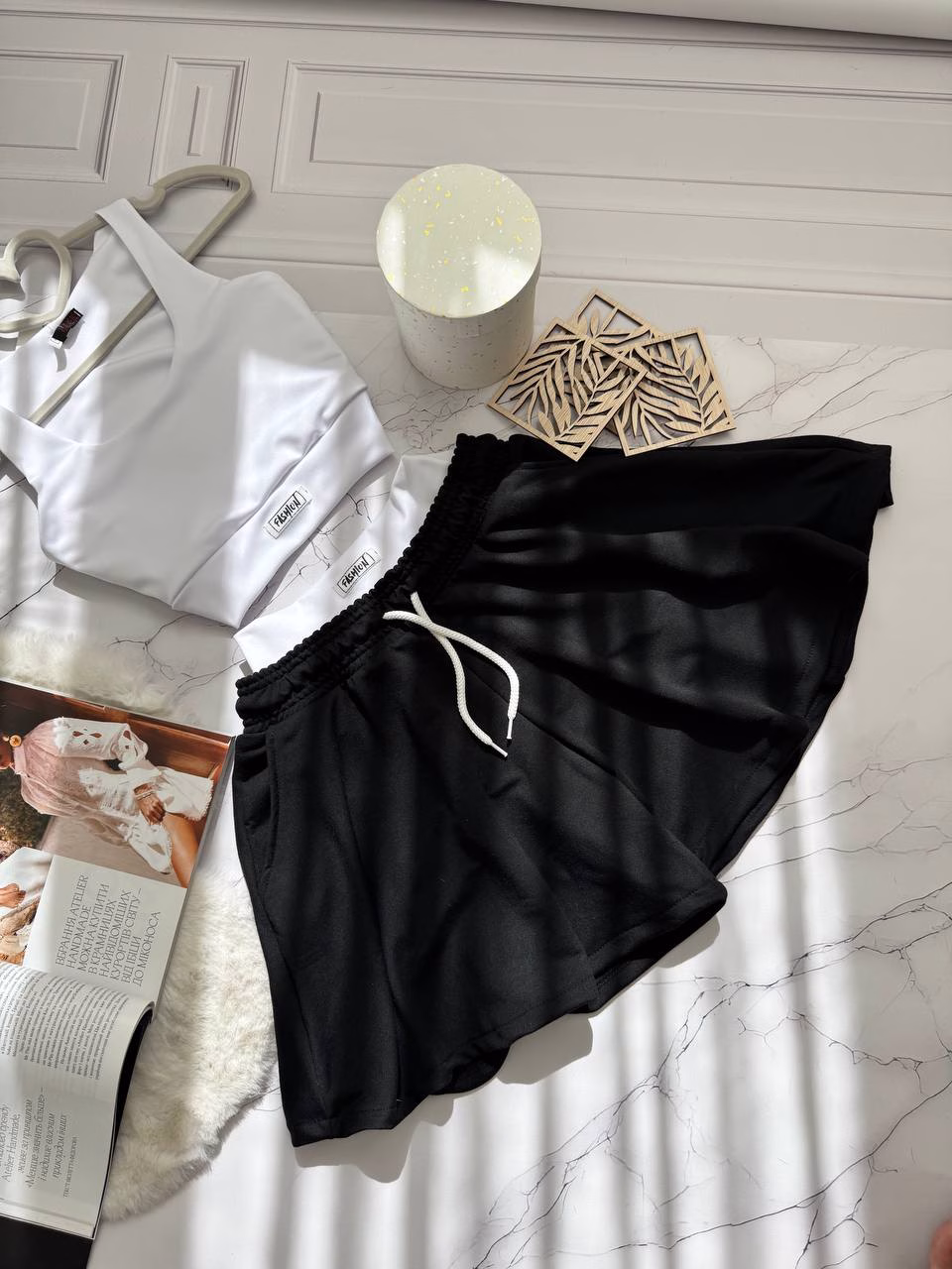 Жіночий костюм з топом і шортами