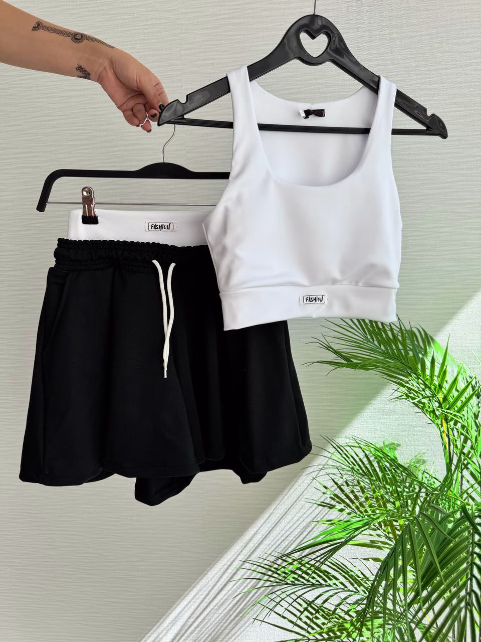 Жіночий костюм з топом і шортами
