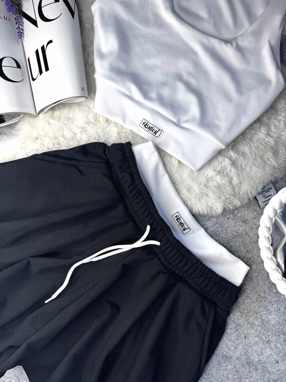 Жіночий костюм з топом і шортами